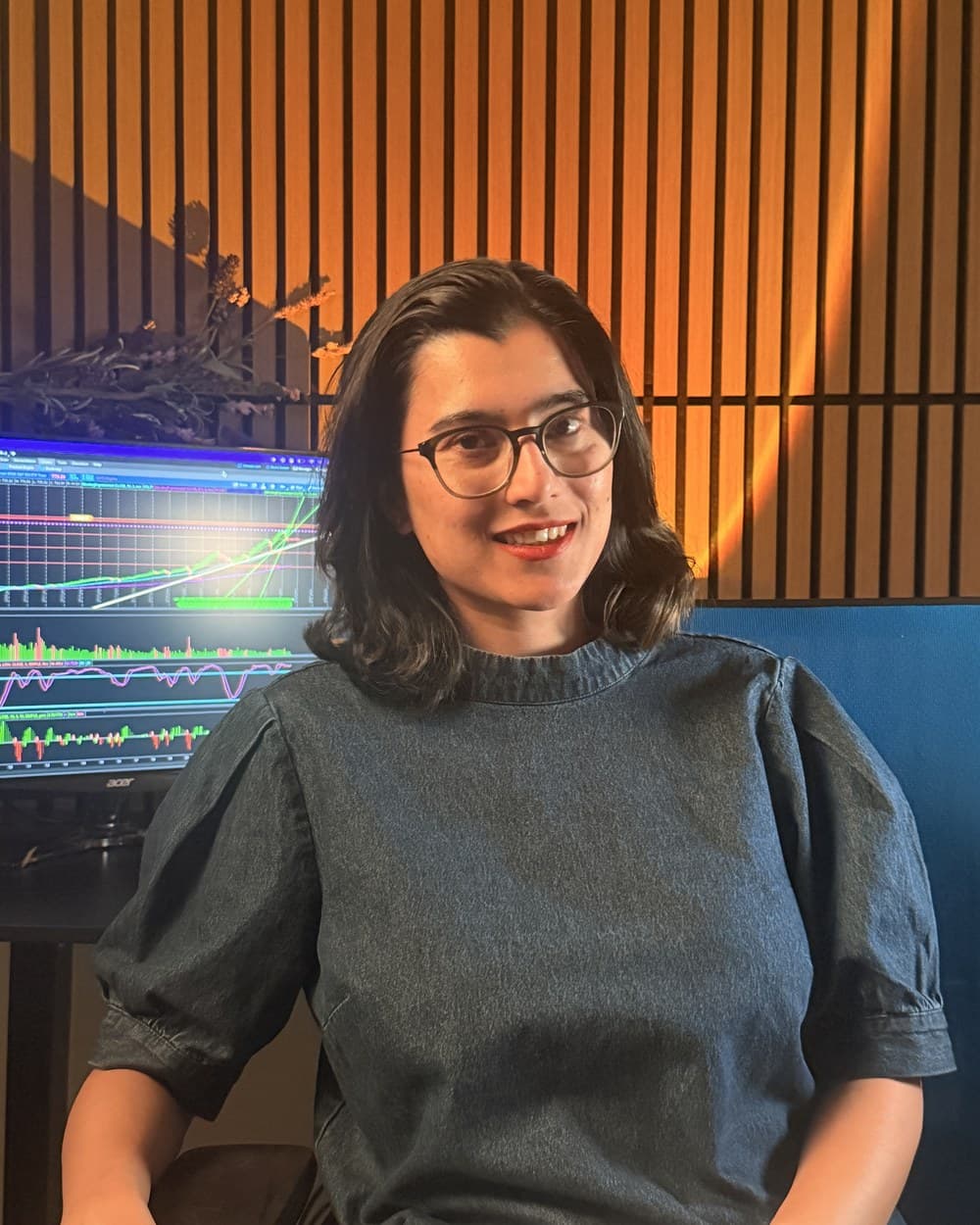 Saira, founder of SheCanInvest, at her trading desk